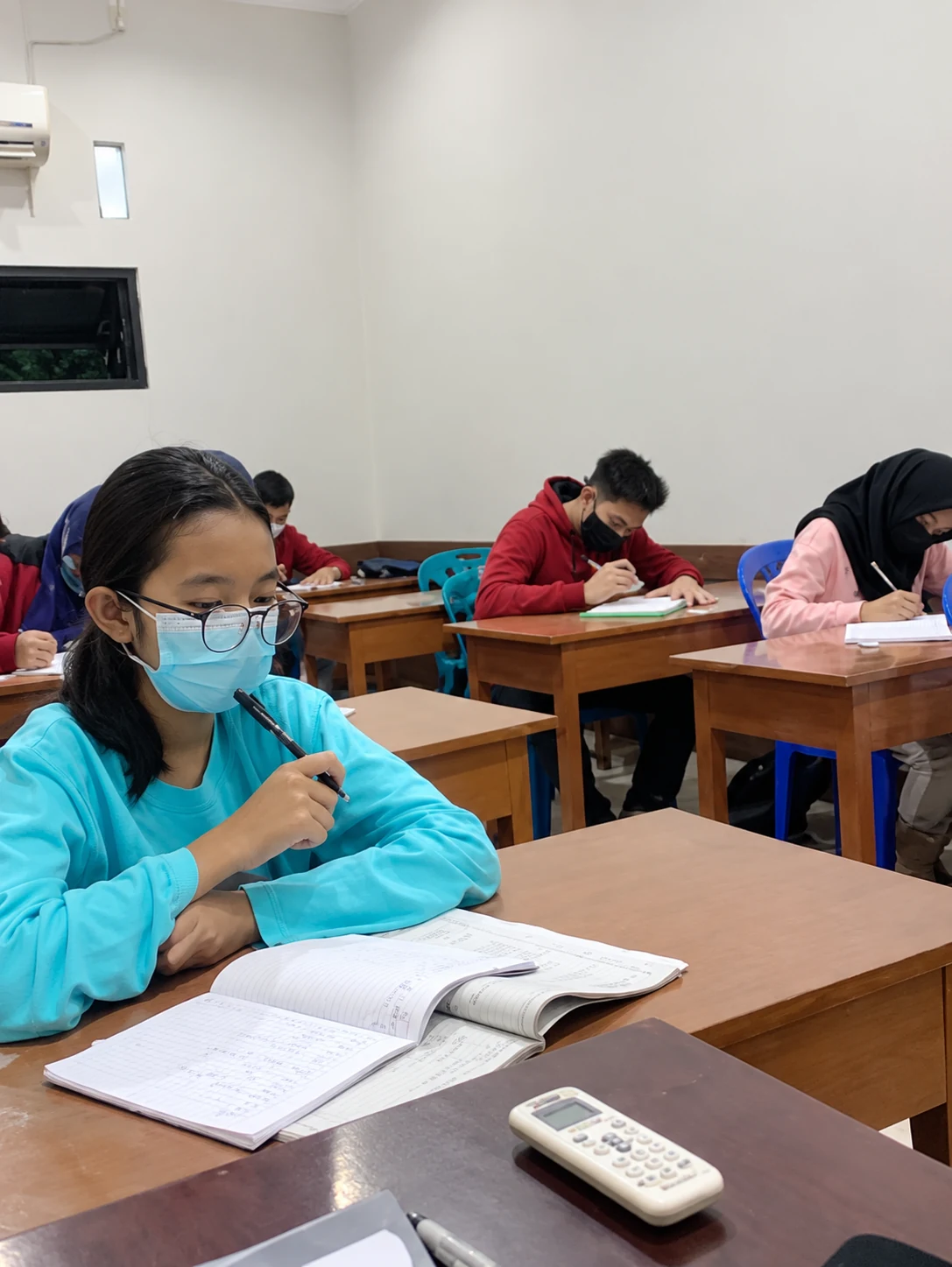 Siswa mengikuti kegiatan belajar di kelas ABW